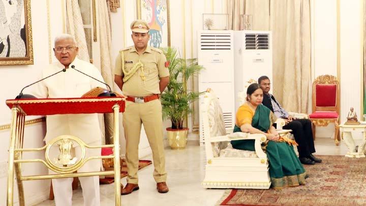 राज्यपाल श्री पटेल ने अधिकारियों को  सम्मानित किया